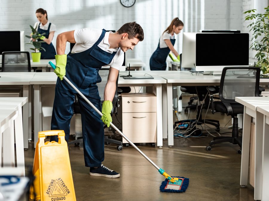 Büroreinigung in Hamburg – Reinigungsteam im Büro